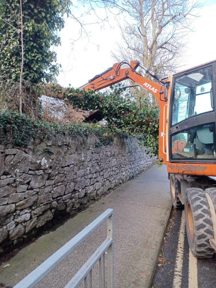 LimerickCouncil's tweet photo. Tree removed blocking Shelbourne Road, Limerick City.

Please report any further incidents to us directly on 061 556000 or email customerservices@limerick.ie

#StormÉowyn #Limerick https://t.co/DaPy08gYEw