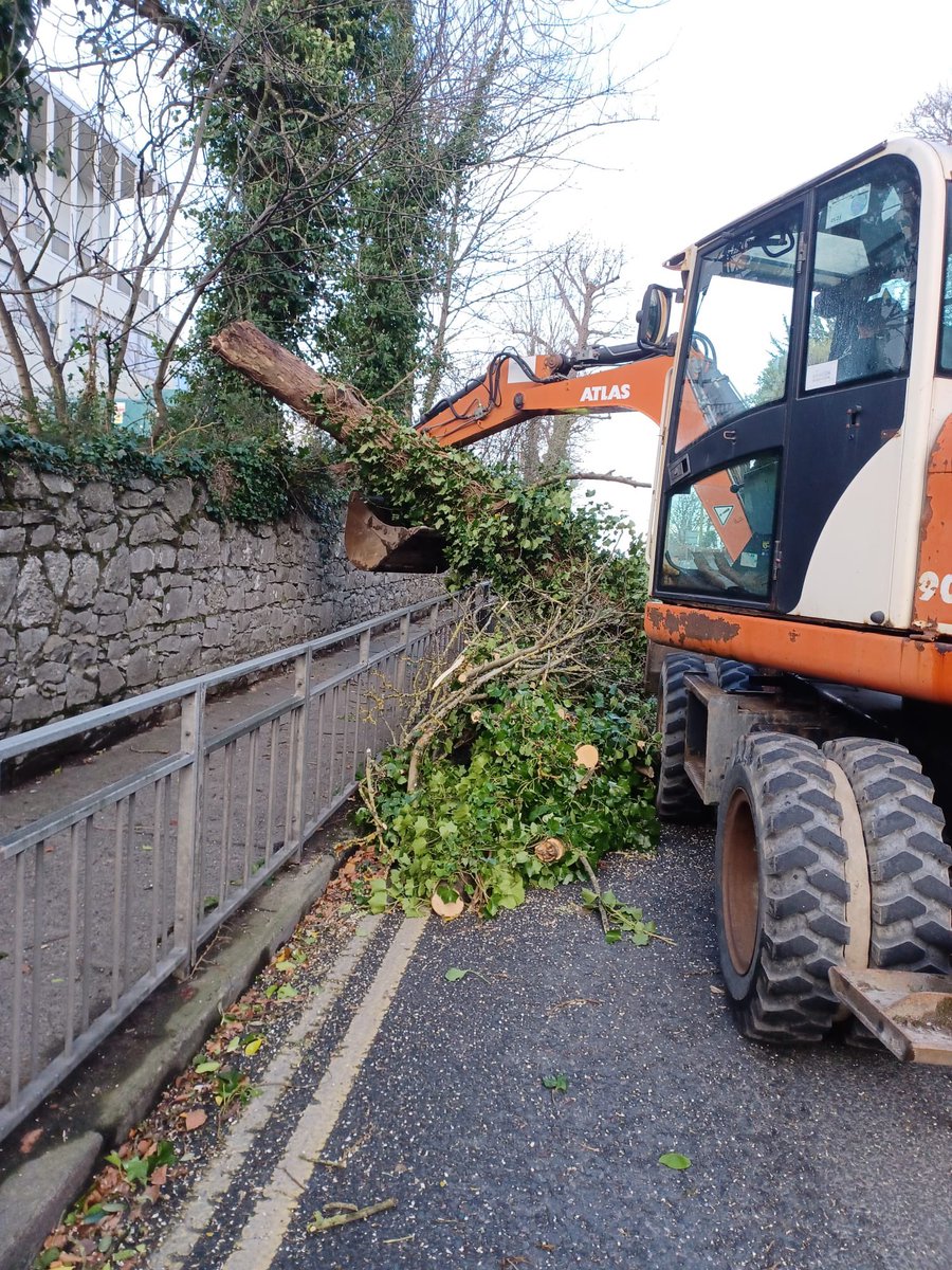 LimerickCouncil's tweet photo. Tree removed blocking Shelbourne Road, Limerick City.

Please report any further incidents to us directly on 061 556000 or email customerservices@limerick.ie

#StormÉowyn #Limerick https://t.co/DaPy08gYEw