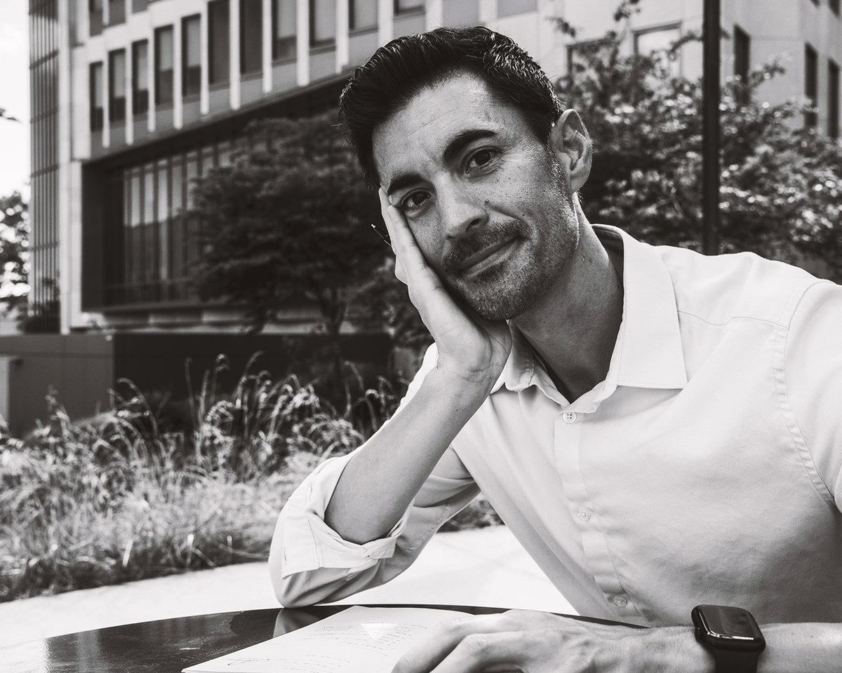 thedanielaros's tweet image. Just realized I’ve never introduced myself.
I’m Daniel.
• I'm 43 years old
• Born and raised in Arizona
• I’m a licensed architect + professor
• I’m a former competitive distance runner
(now training for a half marathon after 10+ years)
• I've traveled to 15 countries…