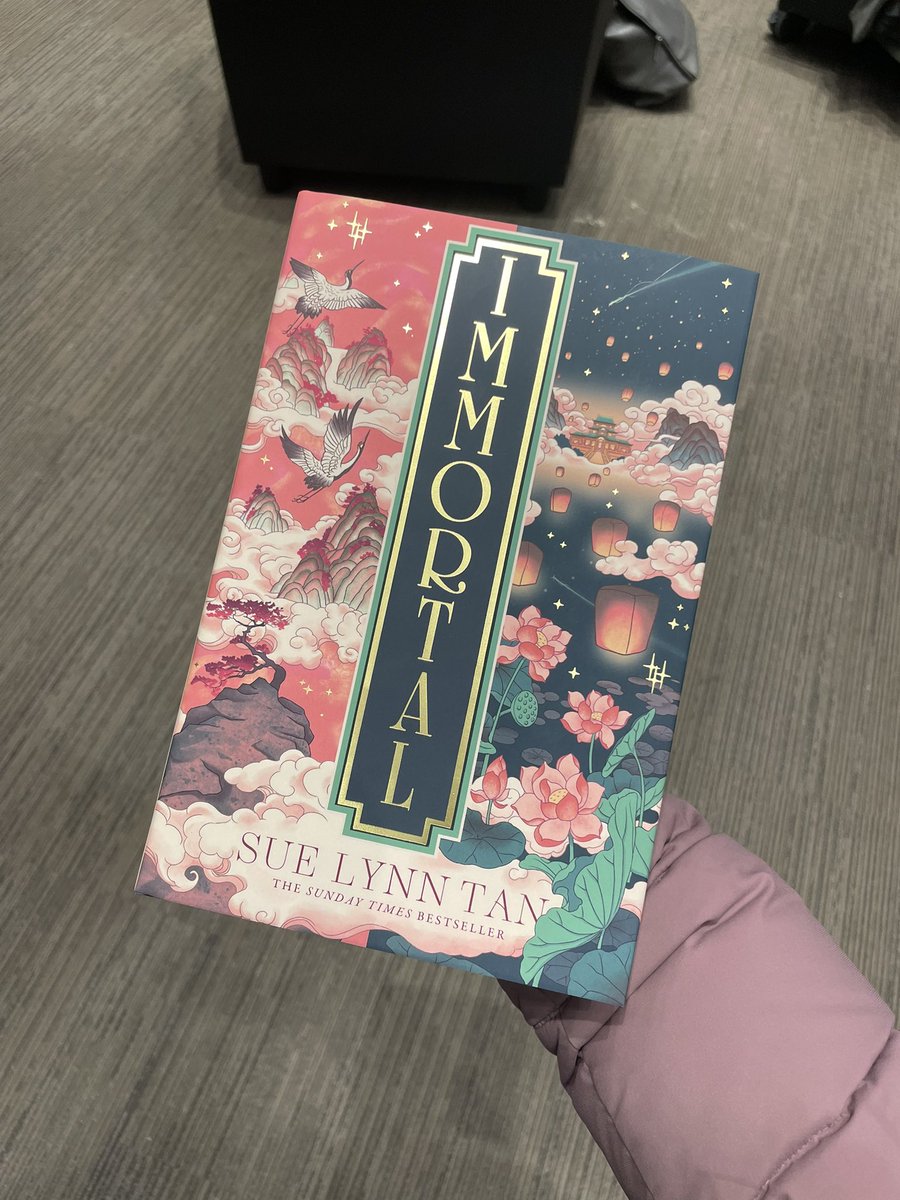 i saw sue lynn tan at her book signing last night!!