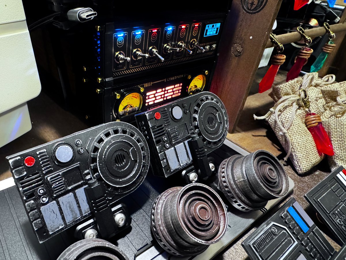 monostockblog's tweet photo. 【プラネットスカベンジャー】というオンラインショップをこの度オープンいたしました！
様々な惑星から回収した廃品をカスタマイズして販売するコンセプトで、光るクリスタルやカバンに付けられるコムパッドピンバッジなどなど販売しております。
詳細: https://t.co/892McUIycV https://t.co/FjHNJoG37w
