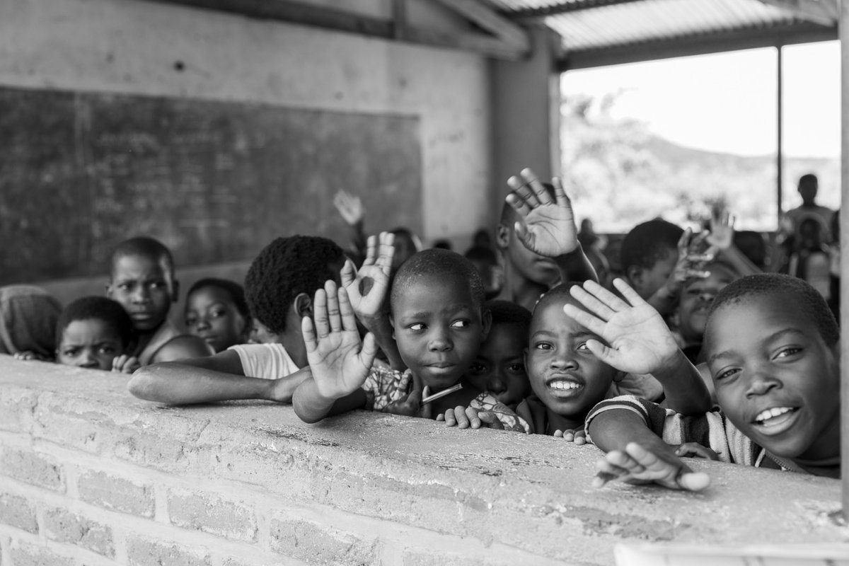 Africactive's tweet photo. #DíaInternacionalldelaEducación I En #ActiveAfrica llevamos 20 años realizando  #proyectos  becando a más de 3.200 #estudiantes y rehabilitando más de 30 #escuelas en #Malawi y #Kenia

 #ActiveAfrica #Malawi #Kenia #education https://t.co/XVK7nYELqg