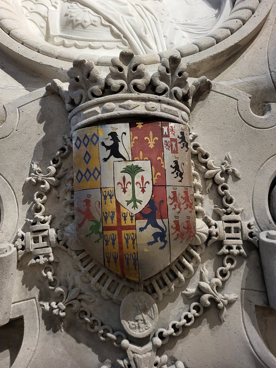 Pour #LesArmoiriesDuVendredi, on est dans la cathédrale <a href="/notredameparis/">Cathédrale Notre-Dame de Paris</a> ⛪️ et on découvre ces très belles armes de JB de Budes, maréchal de Guebriant et Renée du Bec-Crepin, son épouse...