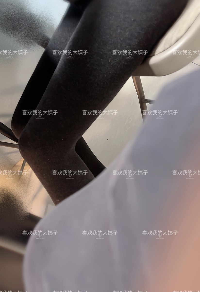 都在家了，孩子在看电视呢
一家人在坐着聊天，大姐说她后天才放假，和兄弟们汇报一下
我看着大姐穿着这身就想操她，你们看着估摸着也想操😂大姐没有生过孩子，我怎么感觉比老婆还有人妻味，特别是第三张照片 https://t.co/MammF3JRj4