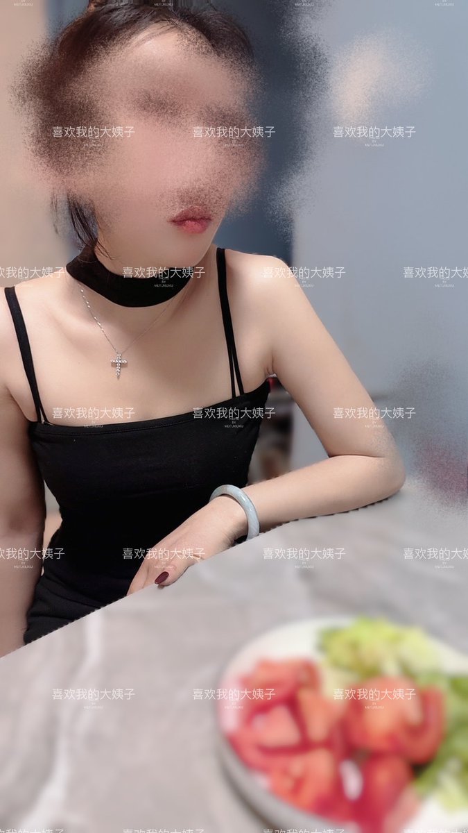 都在家了，孩子在看电视呢
一家人在坐着聊天，大姐说她后天才放假，和兄弟们汇报一下
我看着大姐穿着这身就想操她，你们看着估摸着也想操😂大姐没有生过孩子，我怎么感觉比老婆还有人妻味，特别是第三张照片 https://t.co/MammF3JRj4