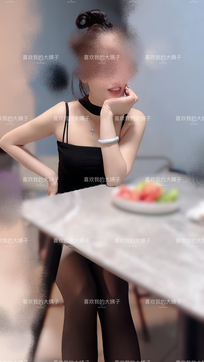 都在家了，孩子在看电视呢
一家人在坐着聊天，大姐说她后天才放假，和兄弟们汇报一下
我看着大姐穿着这身就想操她，你们看着估摸着也想操😂大姐没有生过孩子，我怎么感觉比老婆还有人妻味，特别是第三张照片 https://t.co/MammF3JRj4