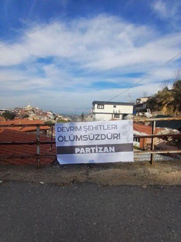 psta_72's tweet photo. 🔻 İzmir

Ocak ayının son haftası “Parti ve Devrim Şehitleri’ni Anma Haftası” çalışmaları kapsamında İzmir’de Partizan tarafından pankart asıldı. https://t.co/VASo2mwdwm