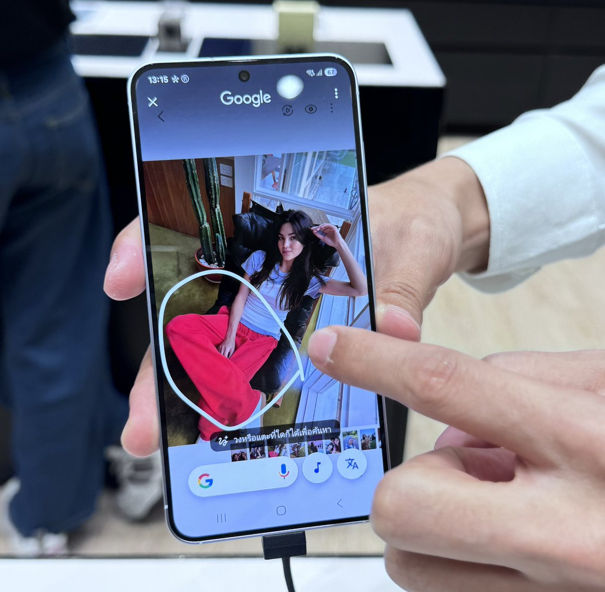 มึ้งงง กูไปลองเล่น Galaxy S25 Ultra ที่เซนลาดมา พูดในฐานะผู้ใช้ Siri มาตลอด เจอ Galaxy AI ไป กูแอบนอย 555555 หลักๆ ที่นี่ชอบมากๆ นะ  1. เรื่องถ่ายรูปหมู่ (หมู่ที่ไม่ได้แปลว่าเพื่อน 🤣)
คือสมมุติถ่ายรูป 5 คน หลับตาไปแล้ว 2 แต่ชั้นไม่อยากถ่ายใหม่ เพราะรูปนี้กูปัง มึงเลือกหน้าใหม่ให้เพื่อนได้เลย ไม่ต้องถ่ายใหม่ Galaxy AI นางจัดให้
2. เรื่องหาเพลง มึงจะฮัมแบบหลบลิขสิทธิ์แค่ไหน นางก็หาเจอ 55555 (ตามในคลิป)
3. เรื่องถ่ายคลิปแล้วแยกเสียง นางแยก ได้ 6 ประเภท!! (เค้าแอบเครมว่าเจ้าอื่นแยกได้แค่ 3)
ส่วนอื่นๆ จิปาถะ จะหาของจากรูป หรือ แปลภาษา Galaxy AI นางทำให้หมด
อันนี้แค่คร่าวๆ นะ เพราะไปลองเล่นไม่ถึง 15 นาที มีคนต่อคิวรอเล่นอยู่ กูเพลินไปหน่อย 55555
คือนางทำอะไรได้เยอะมาก กูนอยยย ทำได้เยอะไปป้ะ เริ่มหมั่นไส้ละ #GalaxyS25Ultra