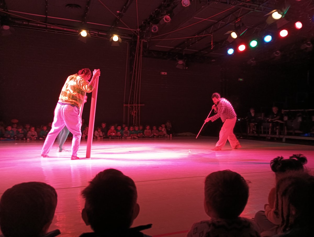 EscolaDuraniBas's tweet photo. TEATRE I3-I4!🎭
Els grups d’I3 i d’I4 han fet la sortida a "La Caldera". Han anat a veure l’espectacle” InBalanceln”. Es tracta d’estimular la mirada atenta amb objectes imaginatius i màgics, amb coses i cossos en moviment i ens convida a descobrir un espai sorprenent de joc. https://t.co/8KgihqKRpk