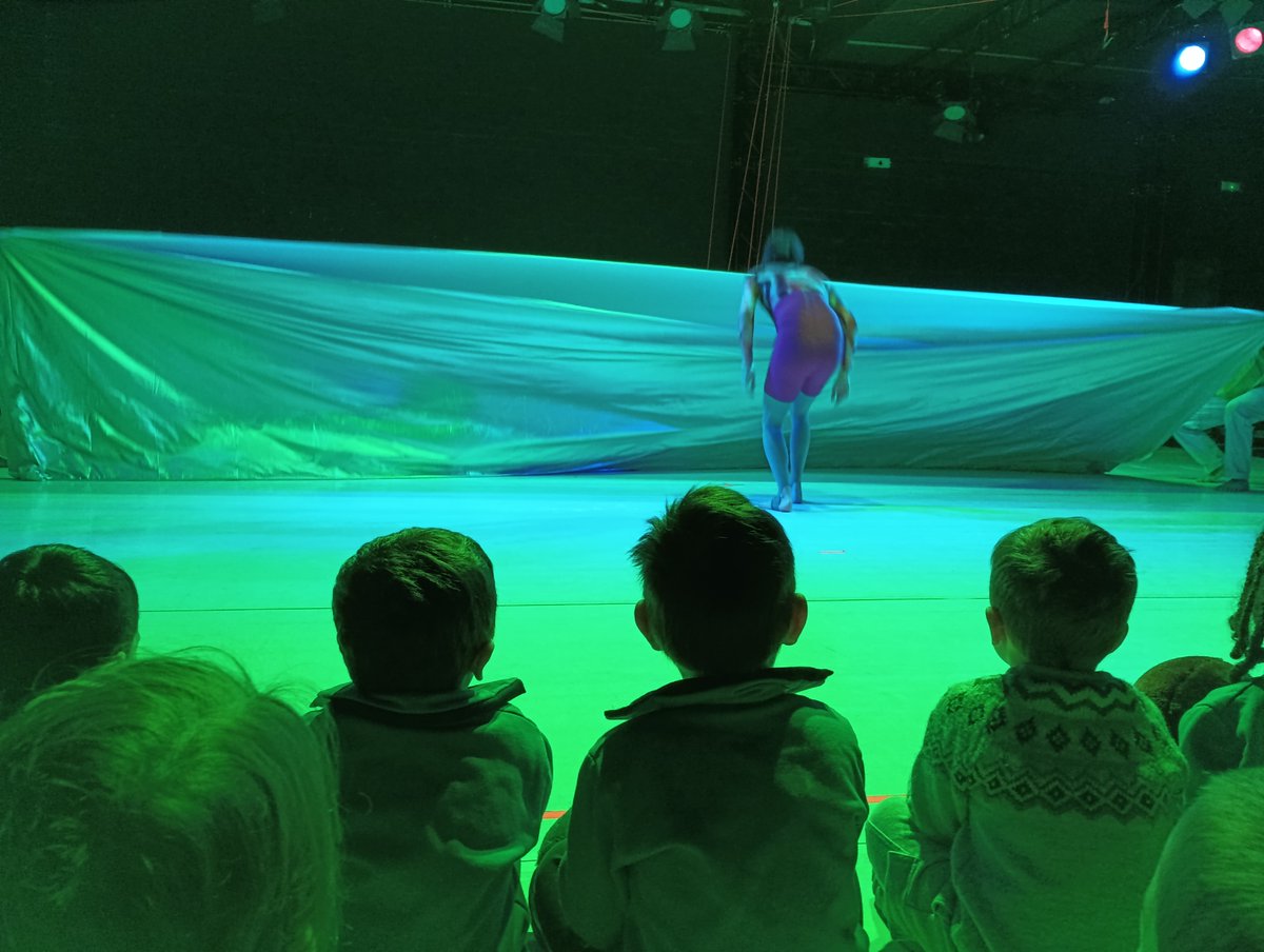 EscolaDuraniBas's tweet photo. TEATRE I3-I4!🎭
Els grups d’I3 i d’I4 han fet la sortida a "La Caldera". Han anat a veure l’espectacle” InBalanceln”. Es tracta d’estimular la mirada atenta amb objectes imaginatius i màgics, amb coses i cossos en moviment i ens convida a descobrir un espai sorprenent de joc. https://t.co/8KgihqKRpk