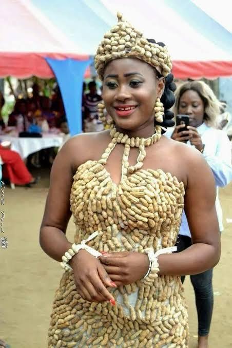 mobstitchpoint1's tweet photo. Did you know… 

that groundnuts/peanuts are the most popular form of adornment among the Kilba/Hoba tribe?

The Kilba people are in Adamawa State, Nigeria 🇳🇬 

#mobstitchpoint
#kilba
#groundnut
#traditionalattire
#Adamawastate
#funfact https://t.co/A3ED0H6hUa