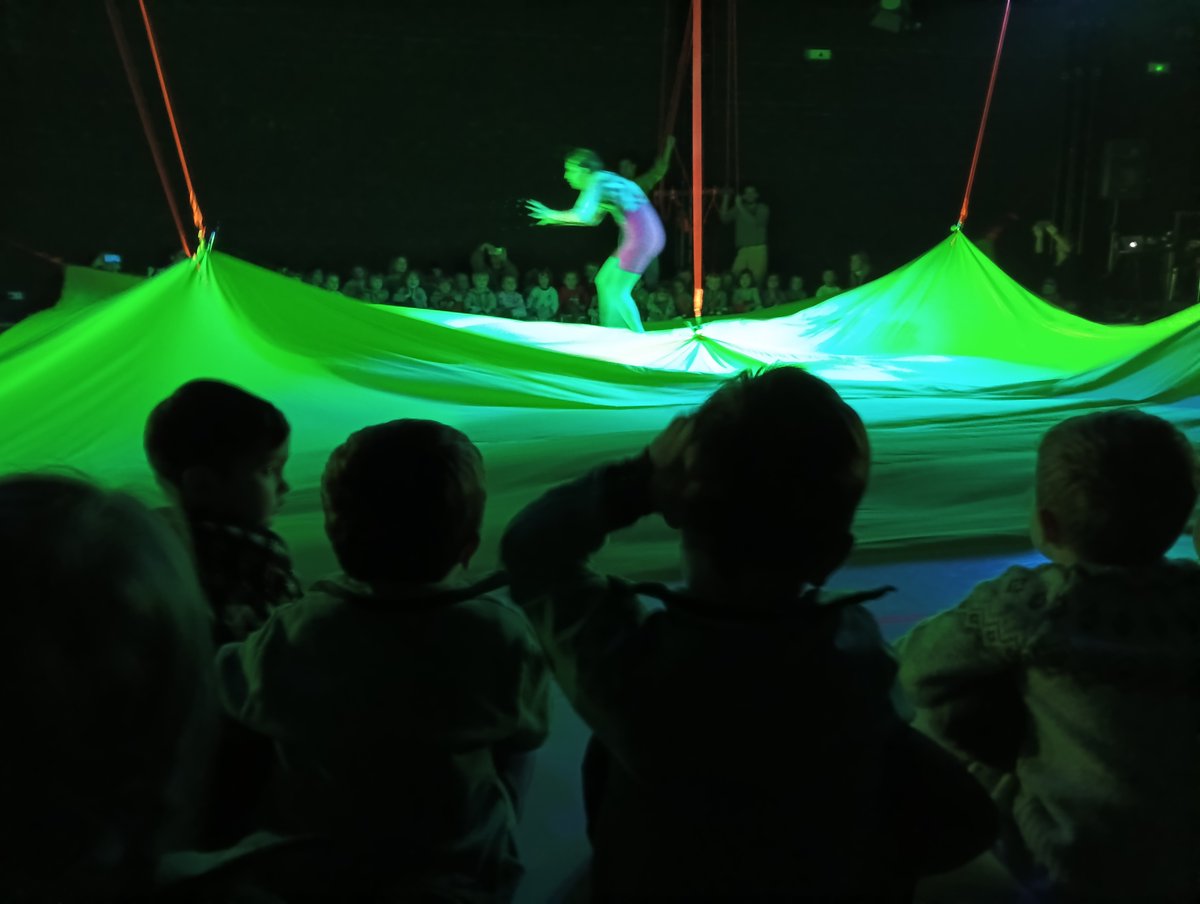 EscolaDuraniBas's tweet photo. TEATRE I3-I4!🎭
Els grups d’I3 i d’I4 han fet la sortida a "La Caldera". Han anat a veure l’espectacle” InBalanceln”. Es tracta d’estimular la mirada atenta amb objectes imaginatius i màgics, amb coses i cossos en moviment i ens convida a descobrir un espai sorprenent de joc. https://t.co/8KgihqKRpk