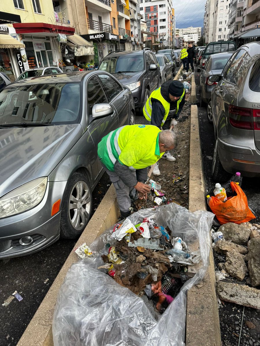 punetorettirane's tweet photo. BRAVO ÇUNA PËR PUNËN E BËRË! 👏🏻👷🏻♂️
Sado e vështirë të jetë, nuk do pranojmë ❌dhe nuk do të lejojmë 🚫që Tirana🏙️ të ndotet në këtë mënyrë.🚯
#Astir #DrejtoriaePërgjithshmeePastrimGjelbërimit https://t.co/V9glBqu2pP