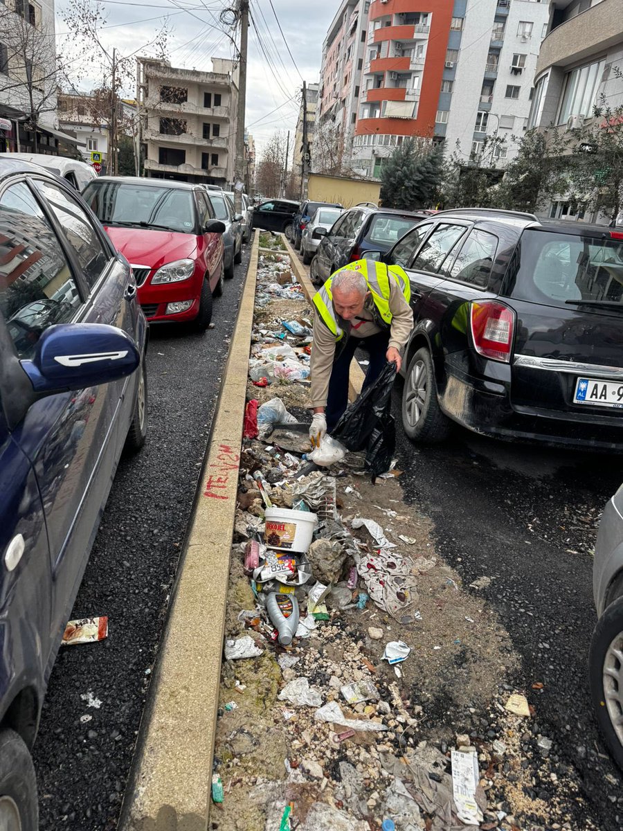 punetorettirane's tweet photo. BRAVO ÇUNA PËR PUNËN E BËRË! 👏🏻👷🏻♂️
Sado e vështirë të jetë, nuk do pranojmë ❌dhe nuk do të lejojmë 🚫që Tirana🏙️ të ndotet në këtë mënyrë.🚯
#Astir #DrejtoriaePërgjithshmeePastrimGjelbërimit https://t.co/V9glBqu2pP
