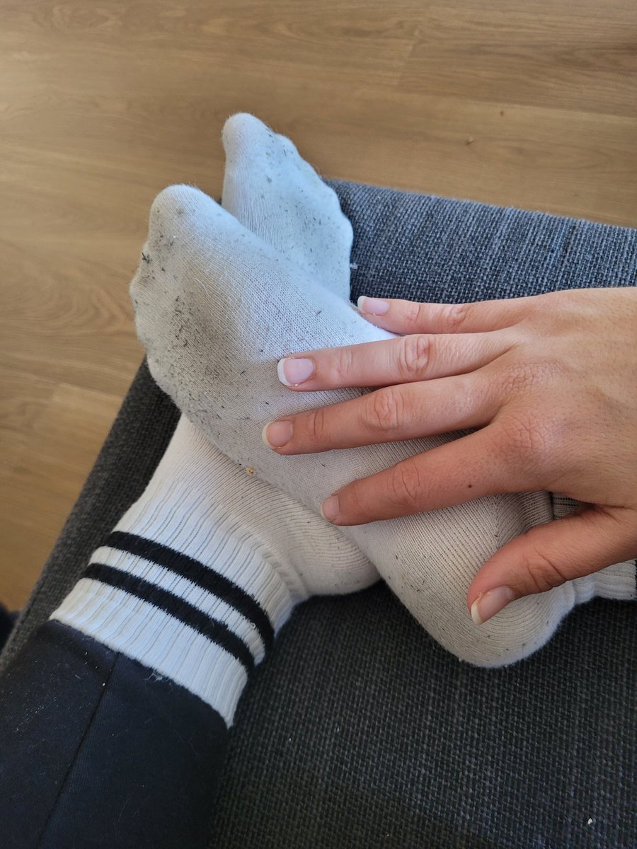 cherry_me00's tweet photo. Wunderschöne getragene Socken...naaa würd dir gefallen oder? 😏
#sock #socks #socksheeler #feetِ #füße #herrin #footfetısh #foot https://t.co/kQYHx7Fvus