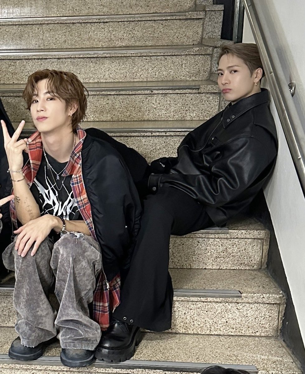 Zuzuzazafangy's tweet photo. ตำแหน่งและองศาการนั่งอ่ะแกร เป็นเขิลลจุง🤭😳 #Jatk #Markson https://t.co/XAOxakgpQ2
