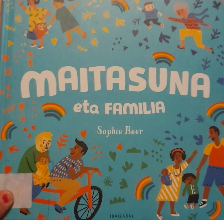 LDenontzat's tweet photo. 'Maitasuna da zure ondoan #liburuak irakurtzen egotea'. #ibaizabal #haurliteratura #ipuinak #deba https://t.co/fY9Edu2IBM