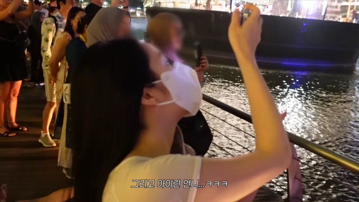 และเป็นอีกครั้งที่ซึลกิสนใจใบหน้าของออนนี่มากกว่าวิวสิงคโปร์