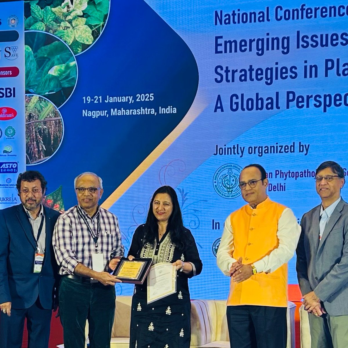 ICRISAT's tweet photo. We are delighted to announce that Dr @MamtaSharma_1, Principal Scientist II - Precision Phenotyping, has been honored with the prestigious award, Fellow of Indian Phytopathological Society (FPSI)!

The award was presented during the 77th National Conference on “Emerging Issues and Sustainable Strategies in Plant Health Management: A Global Perspective,” held at the @icarindia - Central Citrus Research Institute, Nagpur, Maharashtra, from January 19 to 21, 2025.

This esteemed fellowship recognizes Dr Mamta Sharma’s outstanding contributions to the field of Plant Pathology and her unwavering dedication to advancing plant health management.