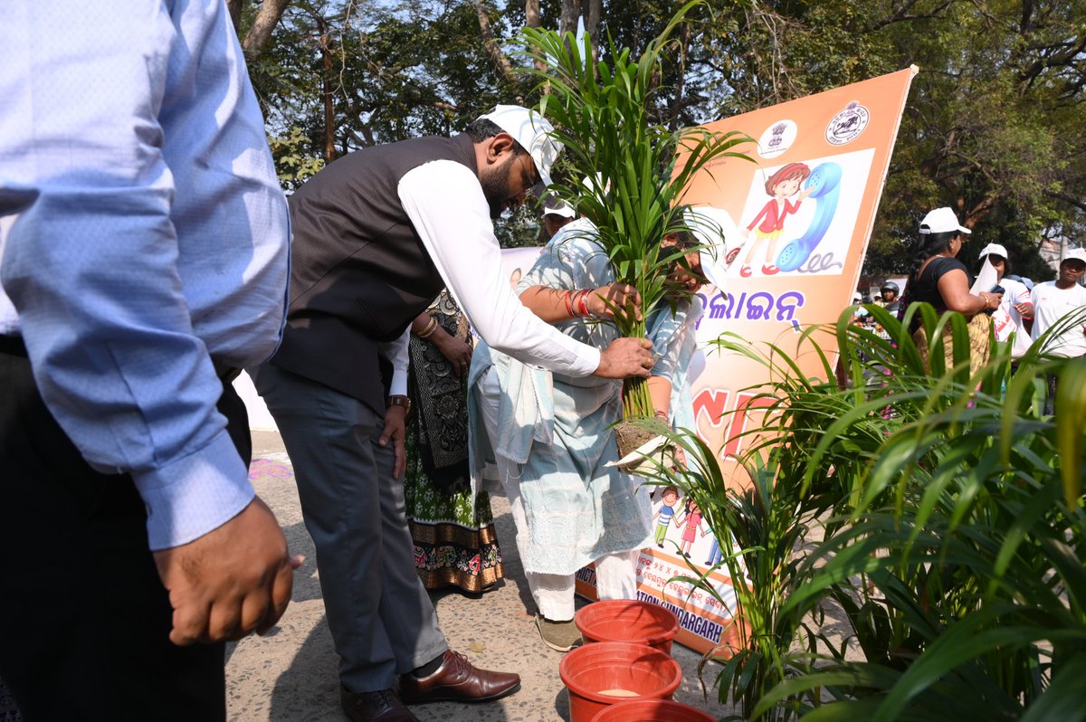 DMSundargarh's tweet photo. ବେଟି ବଚାଓ ବେଟି ପଢାଓ ଅଭିଯାନର ୧୦ ବର୍ଷ ପୂର୍ତ୍ତି ଅବସରରେ ସୁନ୍ଦରଗଡ଼ ଜିଲ୍ଲା କାର୍ଯ୍ୟାଳୟ ପରିସରରେ ଏକ  ସଚେତନତା ଶୋଭାଯାତ୍ରା ଓ ସ୍କୁଟି ରାଲି ଅନୁଷ୍ଠିତ ..(1/3)
@CMO_Odisha
@IPR_Odisha
@MinistryWCD
@WCDOdisha
#BetiBachaoBetiPadhao #Sundargarh #AwarenessMarch #ScootyRally #GenderEquality https://t.co/SmVnD7ZSov