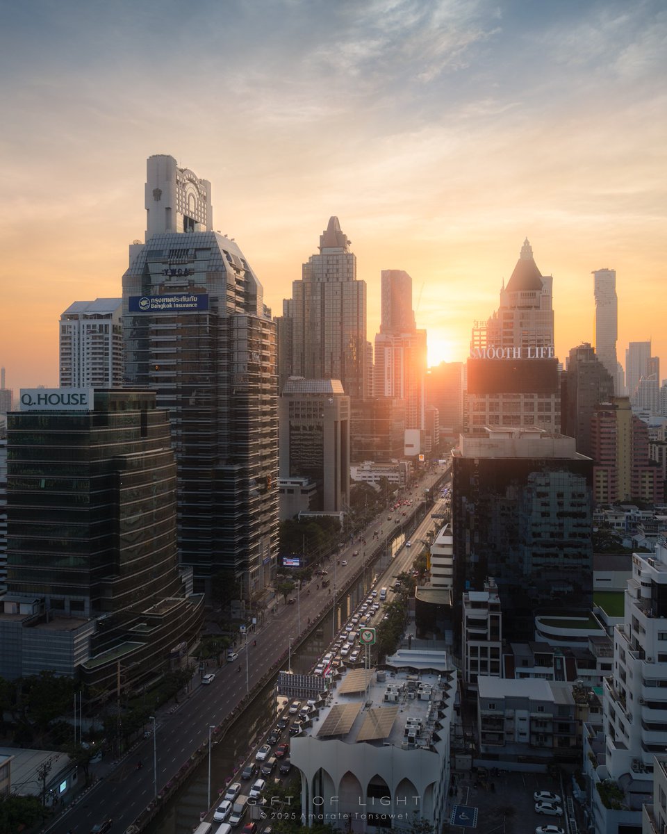 "Sathorn Skyline"

พึ่งใบบุญคนอื่นไปถ่ายมา แถมโชคดี พระอาทิตย์ตกในตำแหน่งค่อนข้างพอดีเลย

ใครอยากอ่านเทคนิคในการถ่าย ตามไปอ่านใน IG เอาละกัน 😁

#Cityscape #City #Bangkok #Thailand #Sathorn