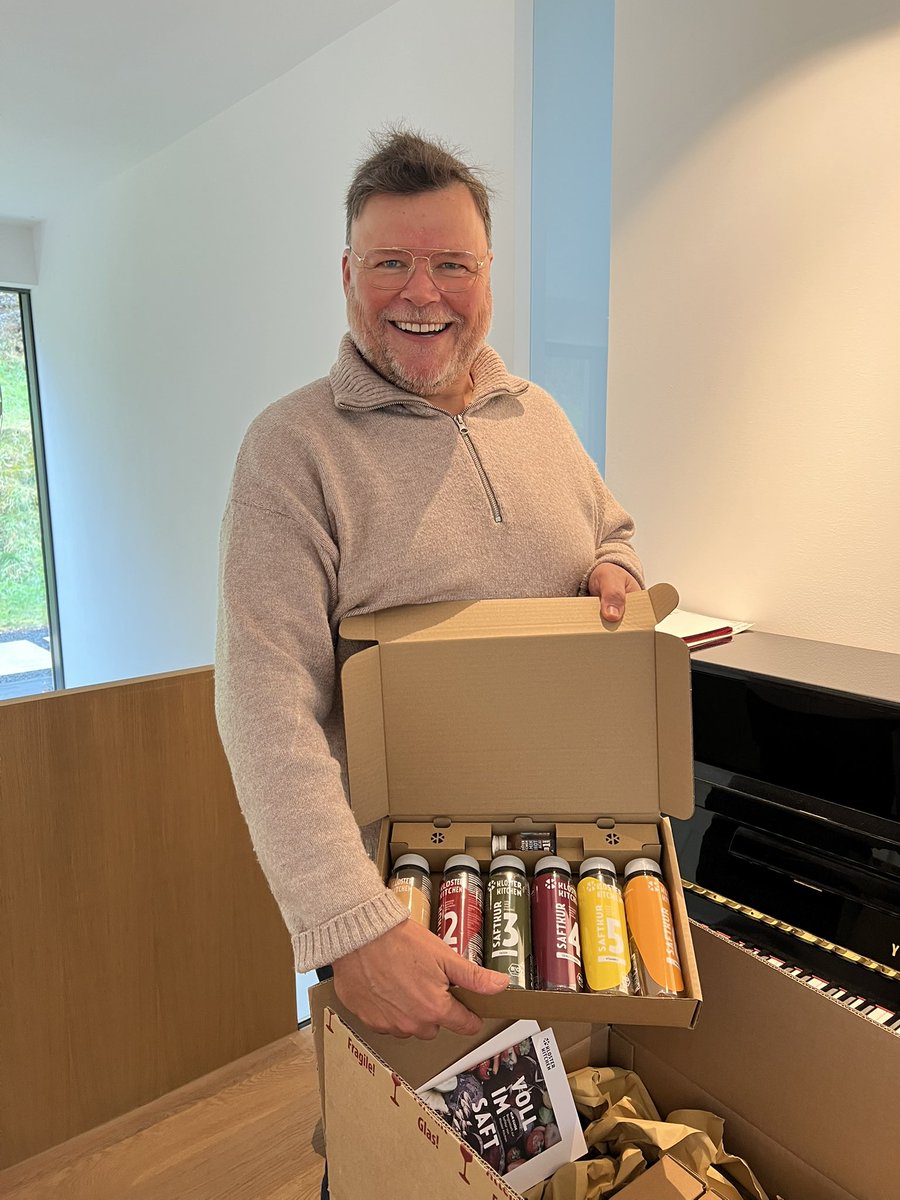 Athuemmler's tweet photo. Vielen Dank für die Unterstützung meiner Diät! Da kann ich jetzt eine Woche reinlegen. Super gesund und das sind bestimmt ein paar Kilo sofort weg. Danke danke und ich werde berichten👍🍀😘! #saftkur #vegetarisch #abnehmen #looseweight #vitamine #fasten #saftfasten #klosterkitchen