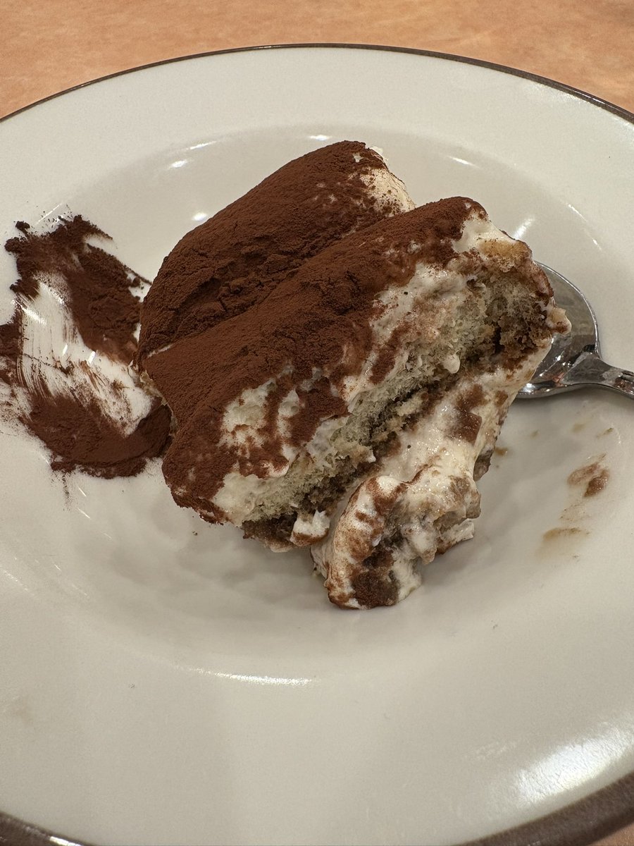 サイゼリアのクラシック ティラミスは銀河イチ上手い！！
こんなにも完成されたデザートが300円で味わえるなんて神すぎるわ