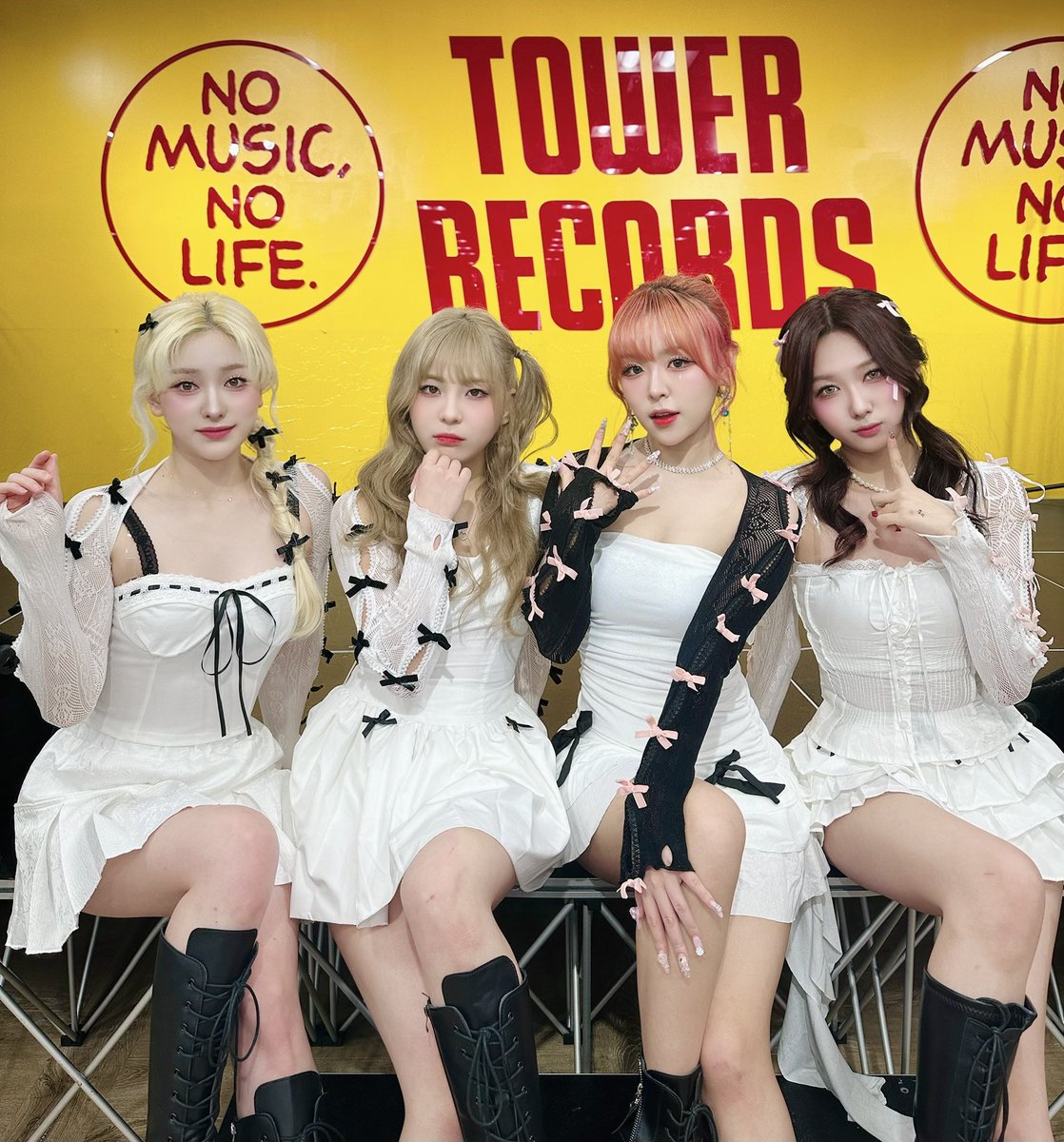 _wena_official's tweet photo. No Music, No Life
No We;Na, No Happiness 😉
#위나 #ウィーナ #wena
#도아 #은아 #원이 #연서
#doa #euna #wony #yeonseo
#japan_album #promotion
#rbcamusement
@TowerRecords https://t.co/ucjSxv1Aei