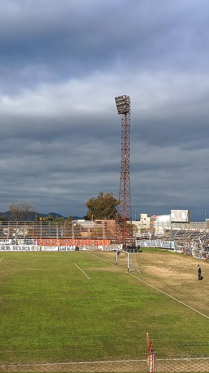 groundspotters's tweet photo. #FloodlightFriday
🏟️ Estadio Emilio Fabrizzi
🛡️ @AH_Zapla
📍 Palpalá, Provincia de Jujuy
🇦🇷 Argentina
https://t.co/t2477D47Vz
#altoshornoszapla #zapla #palpala #merengue #vamosmerengue #copajujuy #copajujuyenergíaviva #hopping #groundhopping #groundhopper #fussball #ground https://t.co/Vw7SE51U9i