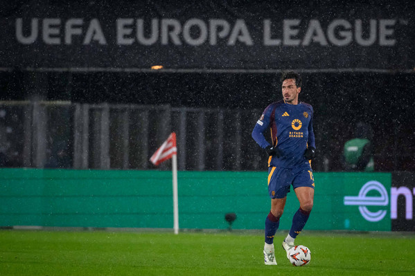 LAROMA24's tweet photo. 📱 Instagram, la frustrazione di #Hummels per #AZRoma: "Partita deludente" 👀
➡️ https://t.co/UqLUvlp2du
#ASRoma #EuropaLeague https://t.co/061tSSv3Lu