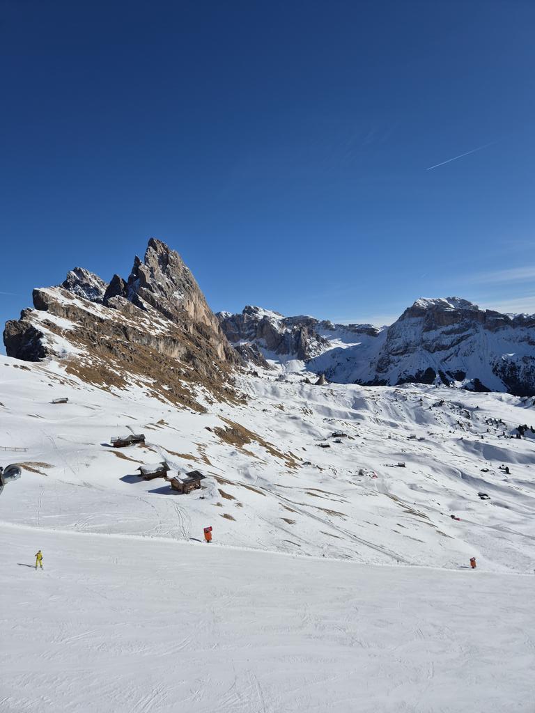 thomasson420's tweet photo. Sempre uno spettacolo in #ValGardena ❤️⛷️🔥
#Seceda #DolomitiDinamiti https://t.co/QMQVsJGtZr