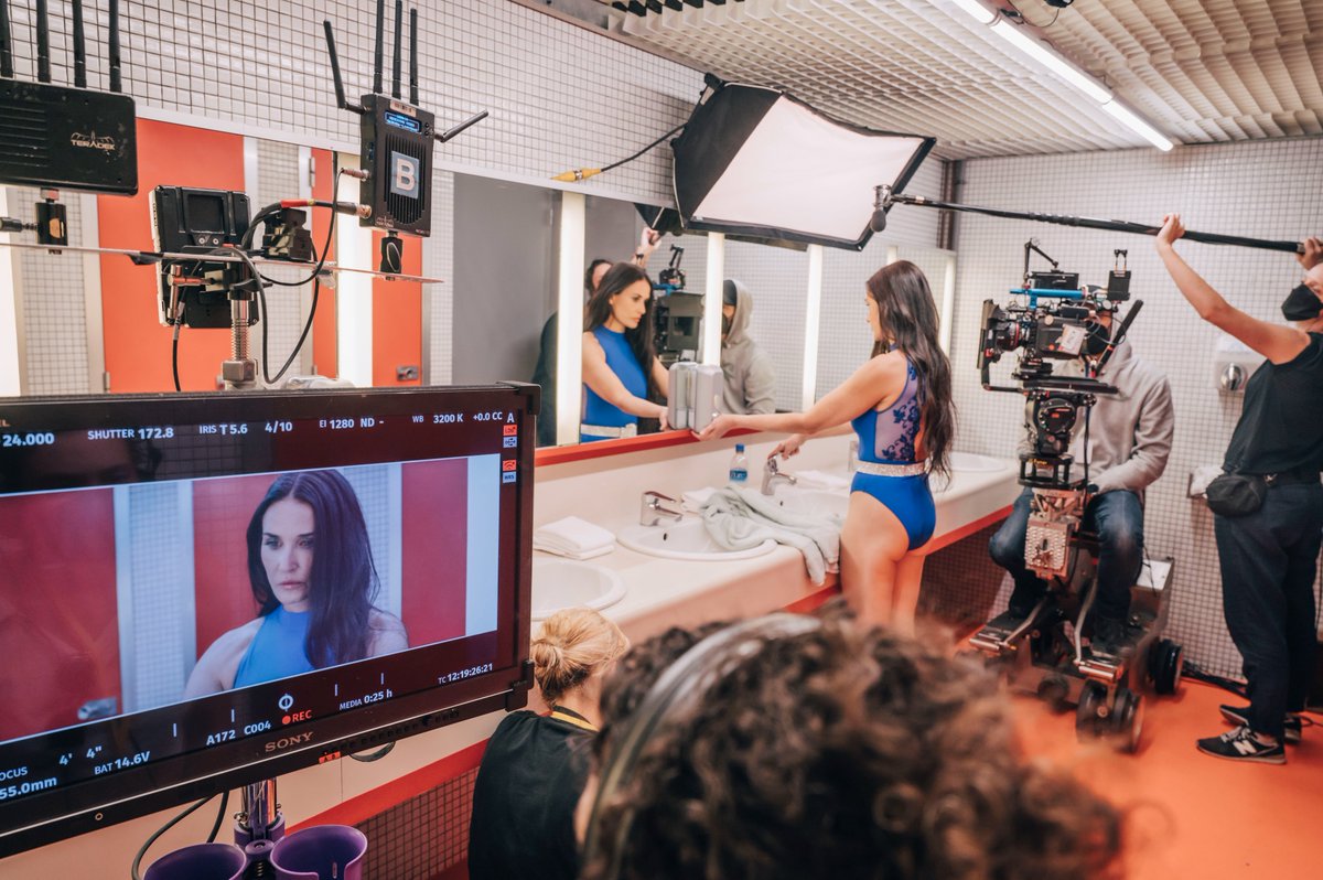 Interieur_Gouv's tweet image. 🎥 Le saviez-vous ? Plusieurs scènes du film #TheSubstance, nommé aux #Oscars, ont été tournées au sein de la préfecture des Hauts-de-Seine !

Le bureau du @prefet92 a notamment servi de décor pour illustrer le bureau du personnage Harvey. ⤵️