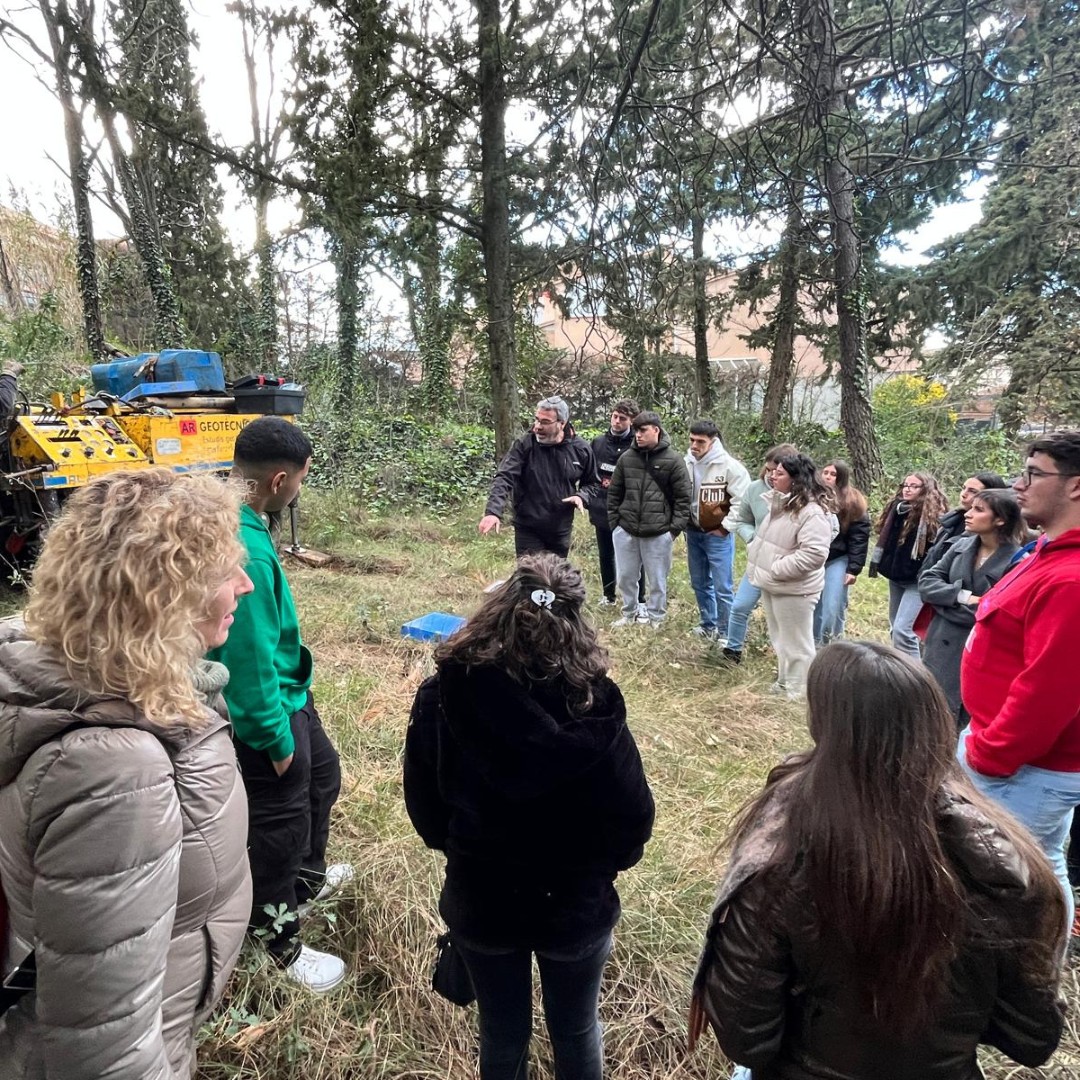 👉 Sortida del Grau Superior de Projectes d’Edificació per veure la realització d'un estudi geotècnic

🗣️ AR Geotèrmics va explicar com funcionen les màquines de perforació, resultats, i com afecta a la fonamentació dels edificis.

➡️ bit.ly/40Hodkd

#FP