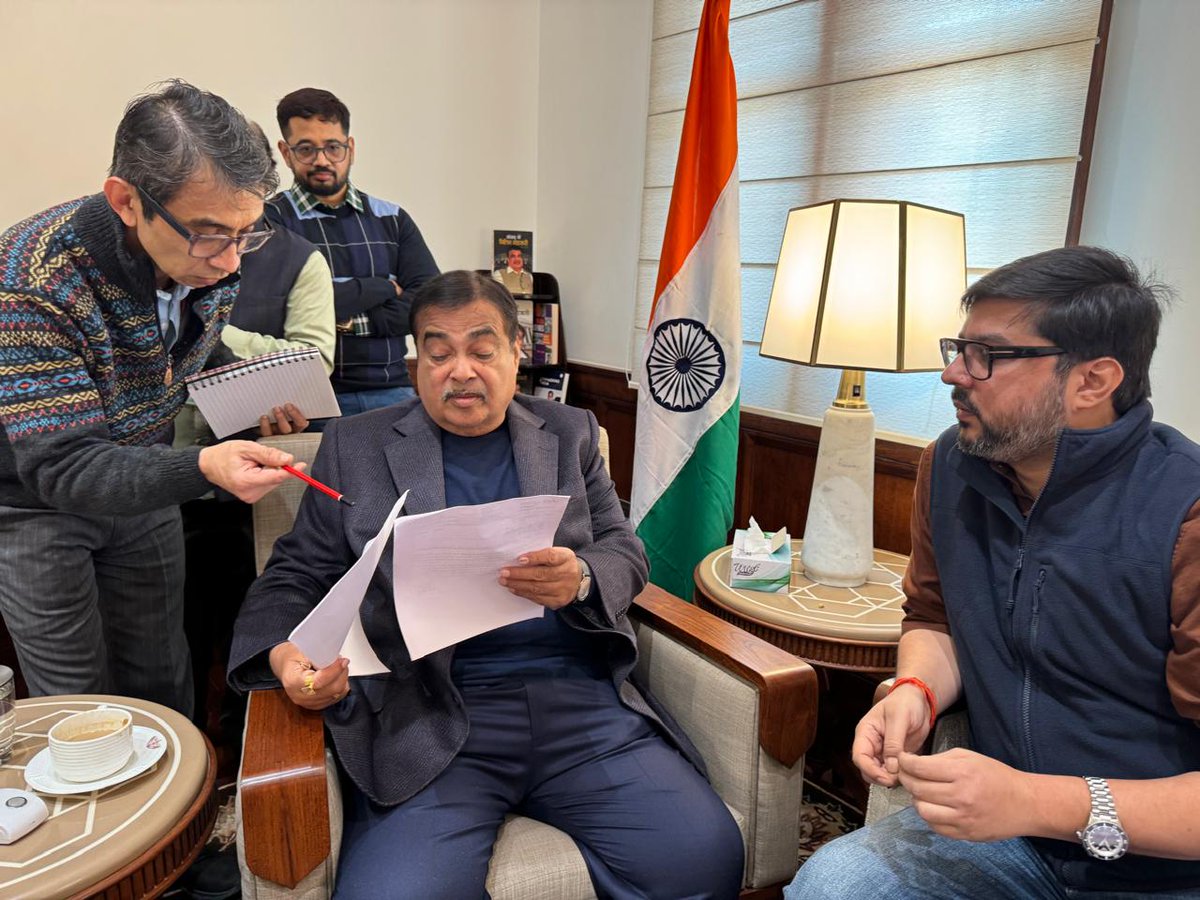 tanujpuniaINC's tweet image. जन जन की सेवा का लिया है प्रण, 
बाराबंकी के लिए समर्पित है जीवन

माननीय मंत्री श्री नितिन गडकरी जी को हृदय की गहराइयों से आभार एवं धन्यवाद। 

आज माननीय सड़क परिवहन और राजमार्ग मंत्री श्री नितिन गडकरी जी ने मेरे जन्मदिन का उपहार के रूप में उन्होंने मेरे द्वारा दिये गए बाराबंकी,…