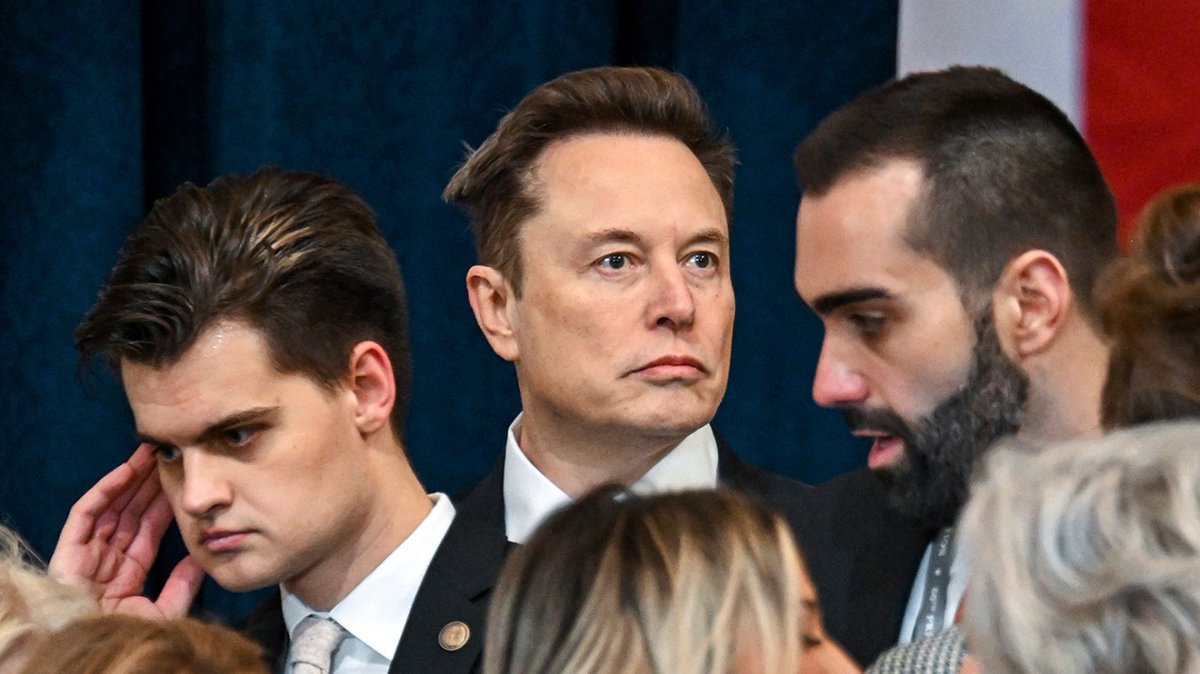 TalkAIToday's tweet image. 🤖🇺🇸 Elon Musk faces a dilemma as he criticizes Trump&apos;s new AI venture, led by rival Sam Altman. This friction tests Musk&apos;s relationship with the President and raises questions about the lucrative promises of AI development in the US. #AI #TechPolitics