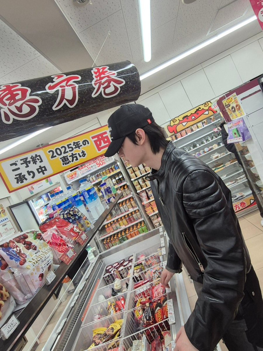 prodshn's tweet photo. weverse update 🍦 #sunghoon https://t.co/aVhzH72MxE