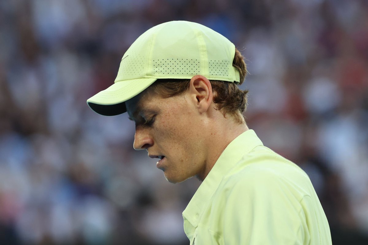 mundodotenispod's tweet image. O MAIOR PECADO DELE É SER BOM DEMAIS!

Jannik Sinner busca o BI na Austrália no Domingo. 

Venceu Ben Shelton 7-6 6-2 6-2

Enfrenta o Alexander Zverev