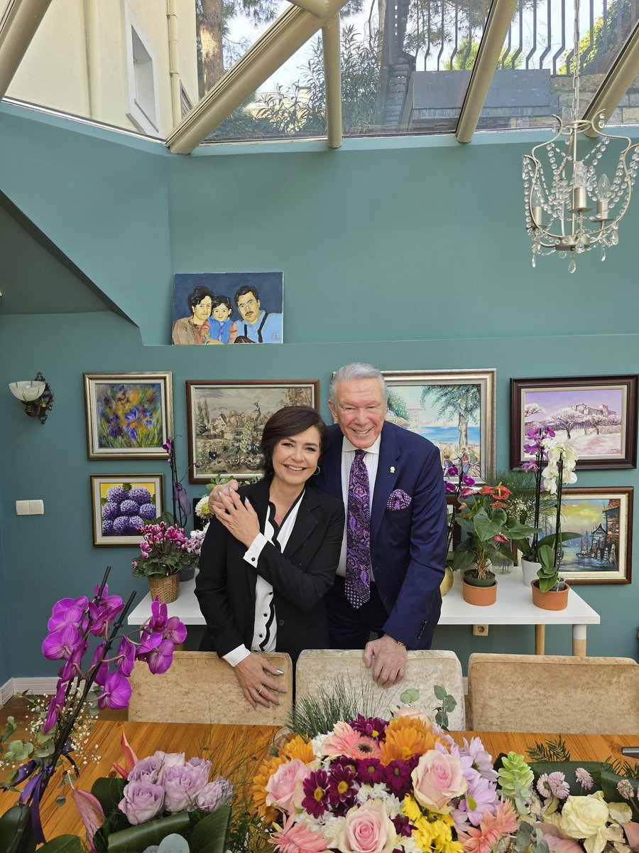 Bu sabah değerli meslektaşım <a href="/OzlemGurses/">Özlem Gürses</a> 'i evinde ziyaret ederek hem geçmiş olsun dileklerimi paylaştım, hem de
<a href="/szctelevizyonu/">SÖZCÜ Televizyonu</a> 'nda büyük ilgiyle izlenen PARA POLİTİKA programının konuğu oldum.