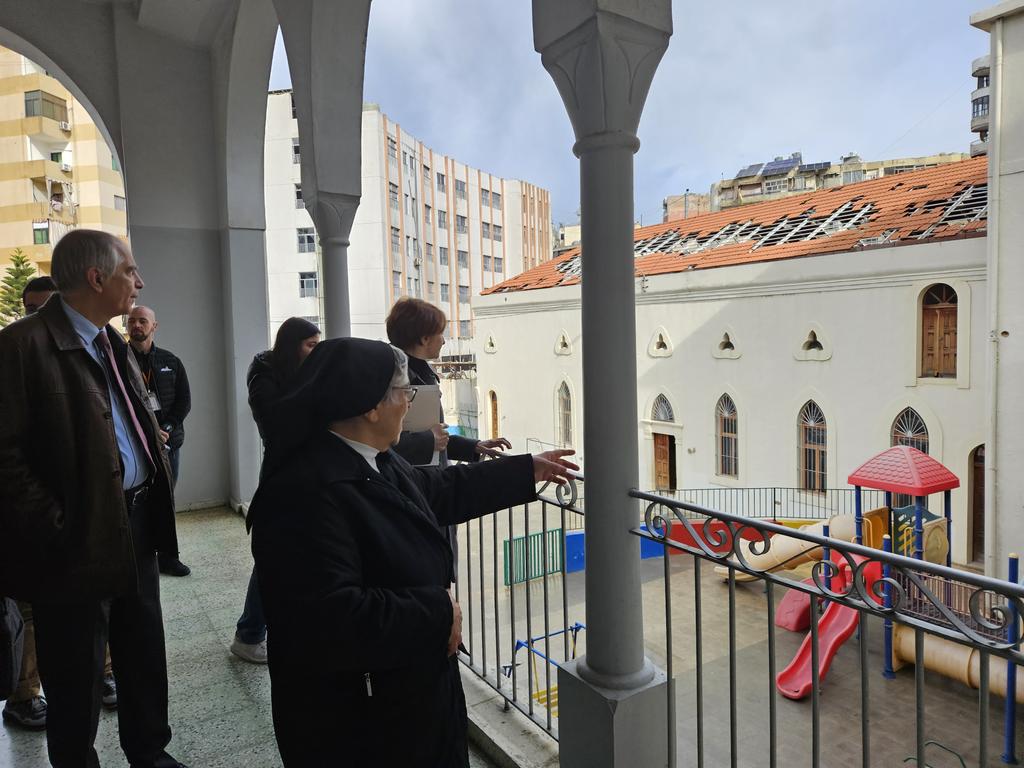 AmbaFranceLiban's tweet photo. [Journée mondiale de l'#Éducation]

L'Ambassadeur @Herve_Magro s'est rendu à l'Ecole de la Providence des Sœurs de la Charité à Mreijeh, au cœur de la banlieue sud &amp; fortement impactée par la guerre.

Il a salué l'engagement de l'équipe pédagogique et rappelé le soutien de la 🇫🇷. https://t.co/6ow0LQtc2f