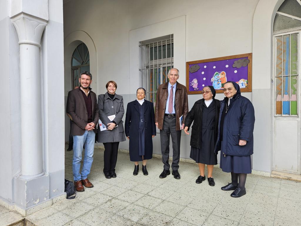 [Journée mondiale de l'#Éducation]

L'Ambassadeur <a href="/Herve_Magro/">Hervé Magro</a> s'est rendu à l'Ecole de la Providence des Sœurs de la Charité à Mreijeh, au cœur de la banlieue sud &amp; fortement impactée par la guerre.

Il a salué l'engagement de l'équipe pédagogique et rappelé le soutien de la 🇫🇷.
