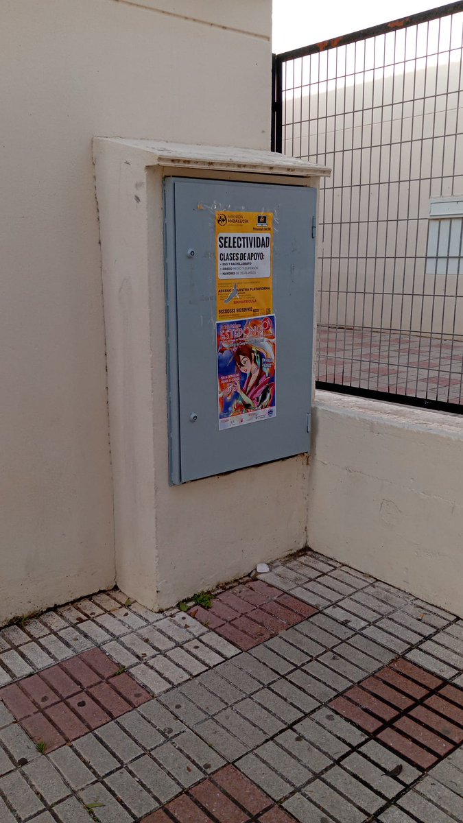 EsteponGo's tweet photo. Ya hemos iniciado la colocación de carteles en Estepona y el reparto de flyers en colegios e institutos. Nos vemos la semana que viene en #estepongo https://t.co/2ZaFlepGFr