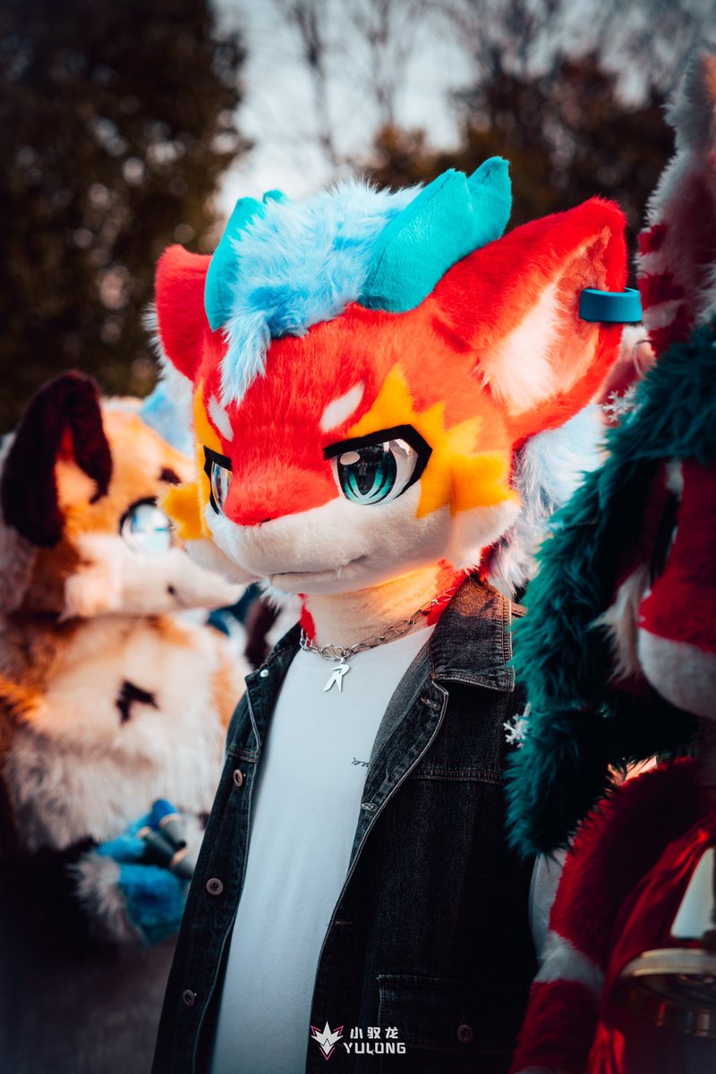 只因在人群中多看了你一眼！
 #FursuitFriday
📷：<a href="/YuLong_QWQ/">馭龍</a>