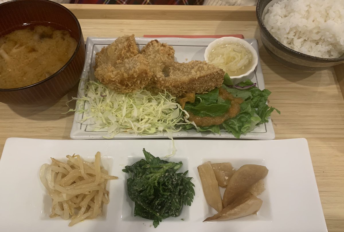 IshigamoriMitsu's tweet photo. 永福町まんまる食堂でウィークエンドディナー。日本酒を飲みながら。
春菊のナムルと大根煮、野菜が旨い https://t.co/JoKEgdKkj0