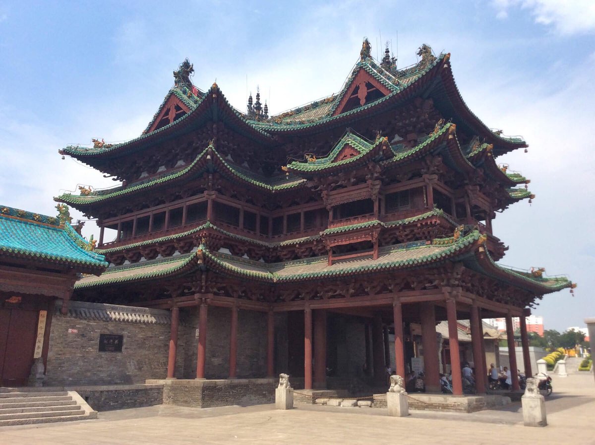 Cecelia_zhang0's tweet photo. 祆神楼，中国现存的唯一一座拜火教(祆教)建筑, 北宋始建，清代时火灾被毁，后在康熙年间重建；玄神楼呈三重檐歇山顶转顶结构，楼平面凸字形，腰间设平座色栏，上部覆盖重檐，山门戏台上下叠构，楼顶十字歇山式，檐下四向凸出山花，瓦件脊饰全为琉璃制品 https://t.co/HCS2QPszrY