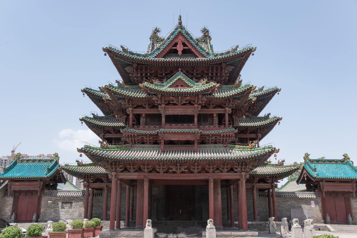 Cecelia_zhang0's tweet photo. 祆神楼，中国现存的唯一一座拜火教(祆教)建筑, 北宋始建，清代时火灾被毁，后在康熙年间重建；玄神楼呈三重檐歇山顶转顶结构，楼平面凸字形，腰间设平座色栏，上部覆盖重檐，山门戏台上下叠构，楼顶十字歇山式，檐下四向凸出山花，瓦件脊饰全为琉璃制品 https://t.co/HCS2QPszrY