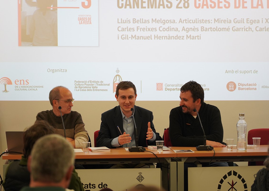 toniseres's tweet photo. Compartir en societat la revista #Canemàs28 de l'@ens a @casaentremesos ha estat un acte molt agradable amb la presència a taula de @LluisBellas i @gcarreras27. Moltes gràcies als assistents i col·laboradors. Bona lectura!!

📸@ecbcn2 https://t.co/tthrISTKev