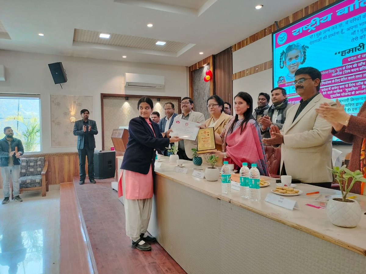 DivBareilly1's tweet photo. On the eve of National Girls Child Day  24 January 2025, Honb Commissioner Ma'am flagged the awareness rally and chaired divsional workshop and distributed the prizes to debate winners. @nhm_up @CommissionerBa1 @analystarunsha1 @Div_FP_Bly https://t.co/hh2EMdLxV4