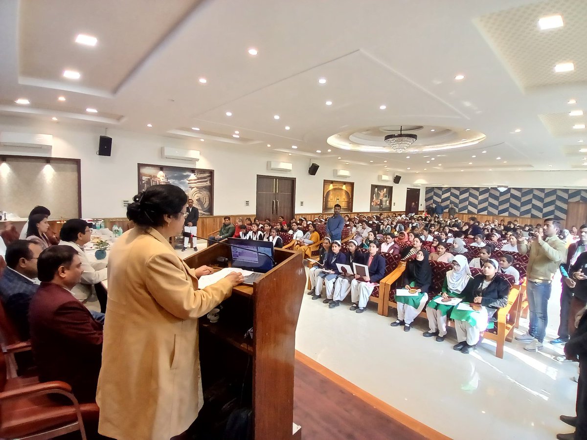 DivBareilly1's tweet photo. On the eve of National Girls Child Day  24 January 2025, Honb Commissioner Ma'am flagged the awareness rally and chaired divsional workshop and distributed the prizes to debate winners. @nhm_up @CommissionerBa1 @analystarunsha1 @Div_FP_Bly https://t.co/hh2EMdLxV4
