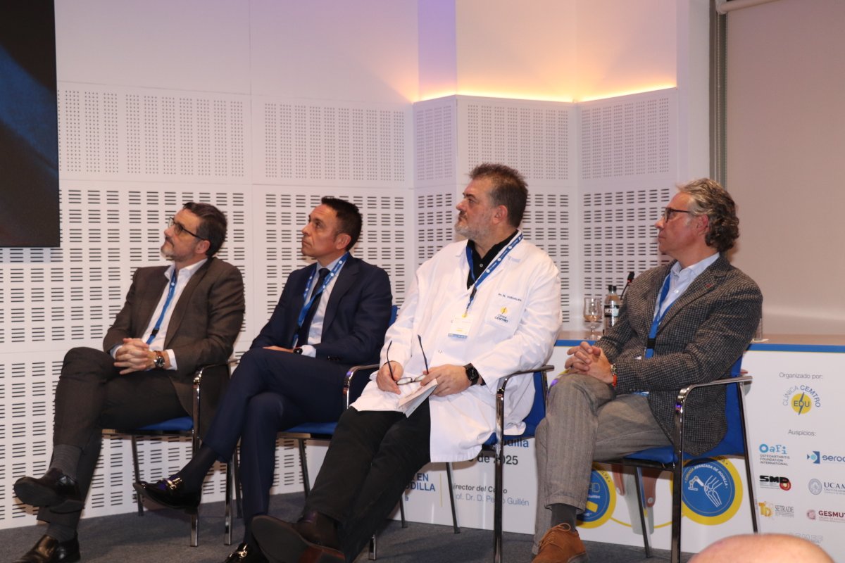 ClinicaCEMTRO's tweet photo. 🎥🏥Conectamos con los quirófanos de Clínica CEMTRO para retransmitir en directo cirugías de Prótesis de Rodilla con #MakoSmartRobotics
🥼Modera la cirugía el @DrCortesvillar y opera en quirófano el @drborjaruiz y el @DrAdrianBarrera https://t.co/MbaSU2mBzy