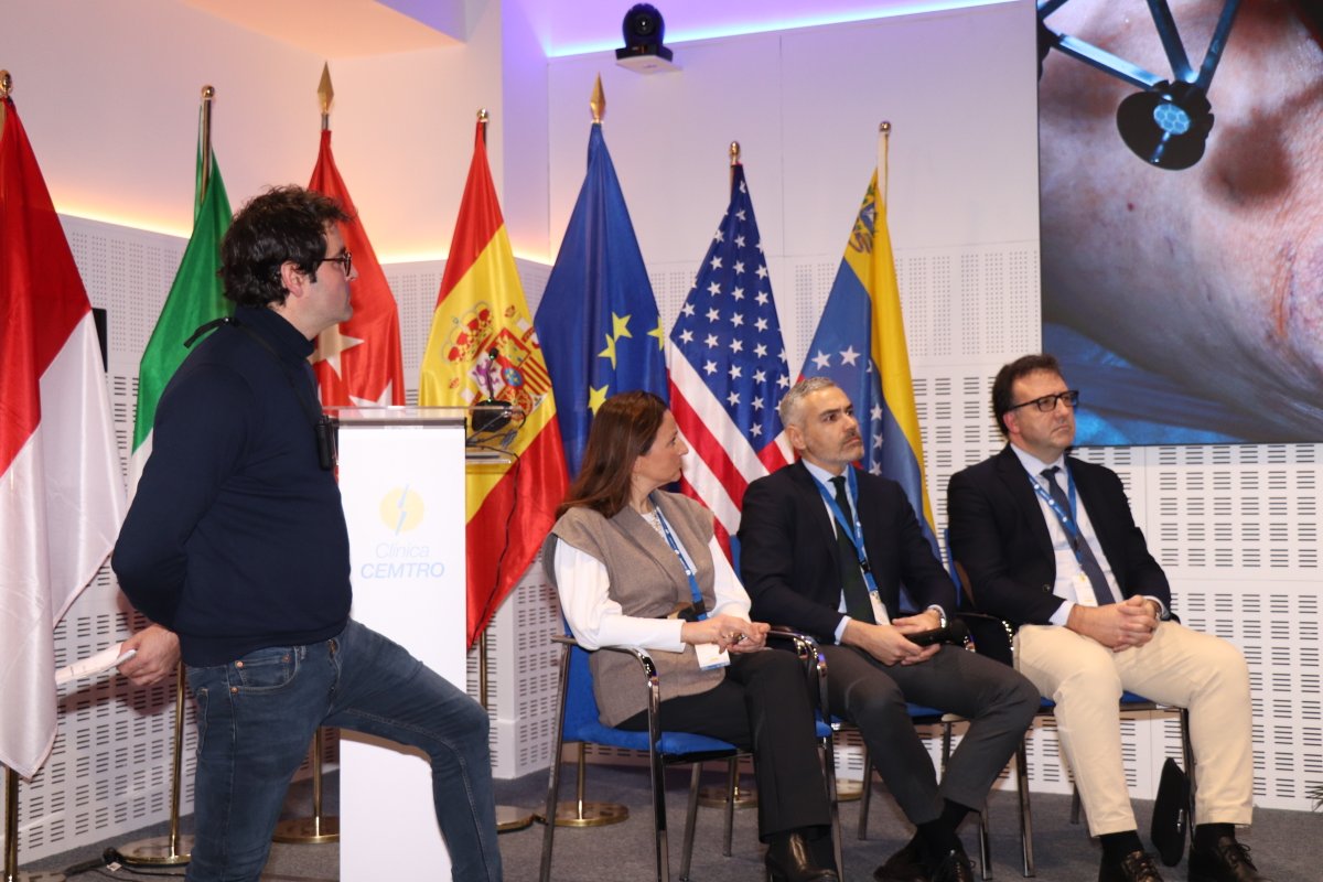 ClinicaCEMTRO's tweet photo. 🎥🏥Conectamos con los quirófanos de Clínica CEMTRO para retransmitir en directo cirugías de Prótesis de Rodilla con #MakoSmartRobotics
🥼Modera la cirugía el @DrCortesvillar y opera en quirófano el @drborjaruiz y el @DrAdrianBarrera https://t.co/MbaSU2mBzy